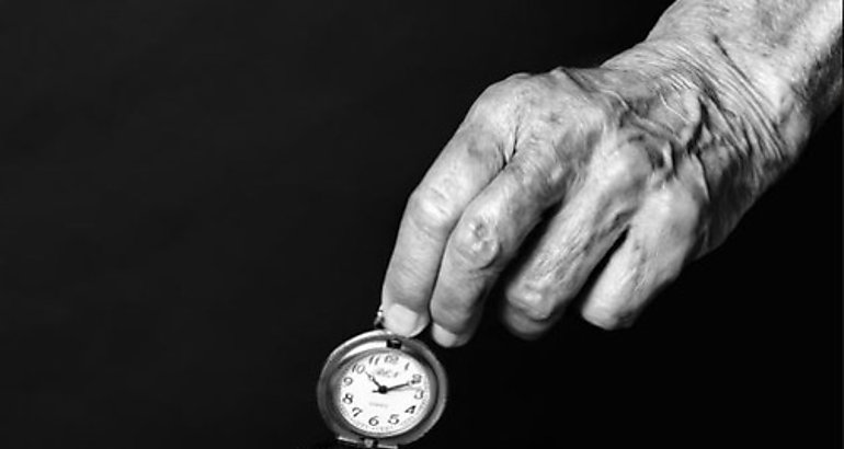 Envejecimiento  reloj  manos