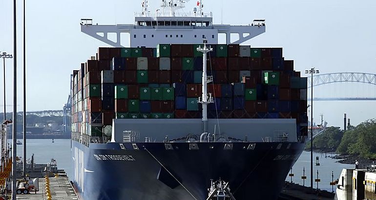 Buque portacontenedores en el Canal de Panam