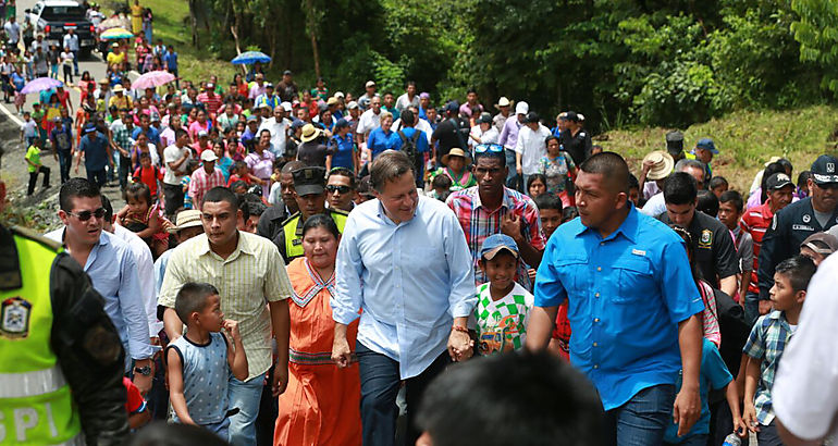 Presidente Varela en la muchedumbre