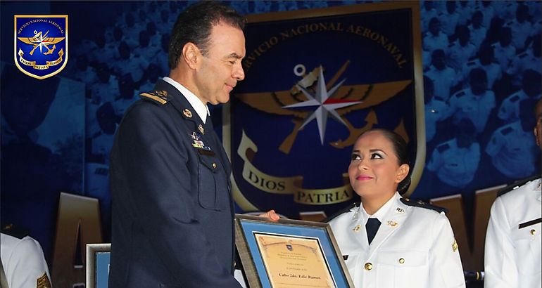 Cabo Edie Ramos triunfa en el Concurso Aeronaval Distinguido
