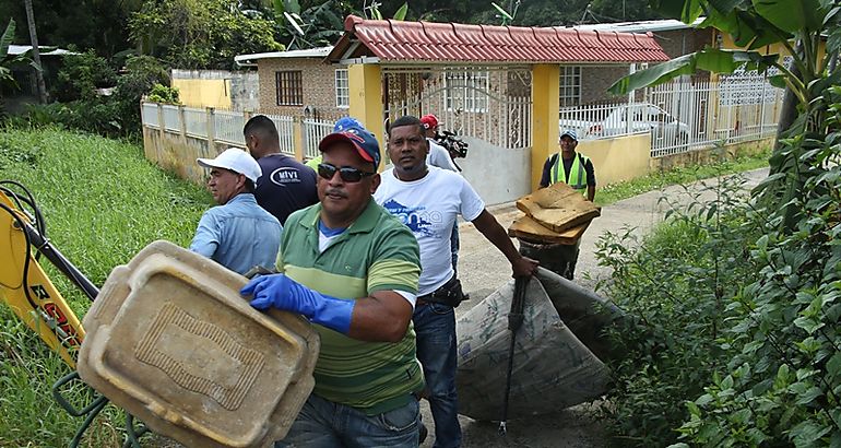 Operarios con basura