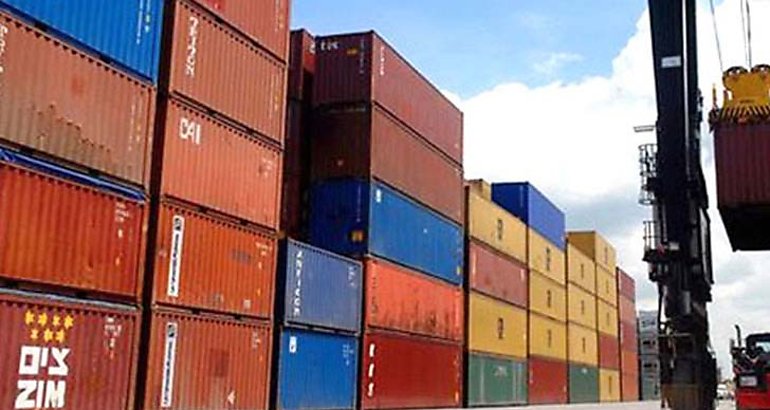 Contenedores de mercanca  puerto