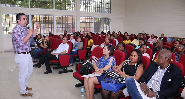Capacitacin dirigida a funcionarios estudiantes y residentes de la provincia de Coln