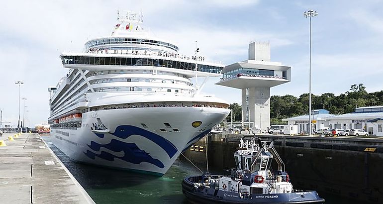 Transita primer crucero neopanamax de la temporada