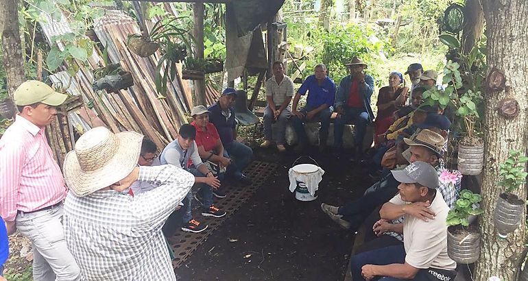 Usuarios de sistema de riego de Ro Sereno visitan fincas del sistema de Coordillera