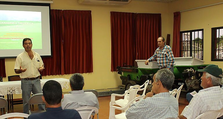 Capacitan a tcnicos productores y estudiantes en ganadera orgnica 