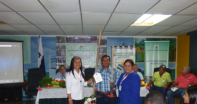 MIDA Cocl entrega reconocimiento a participantes del Da del Productor