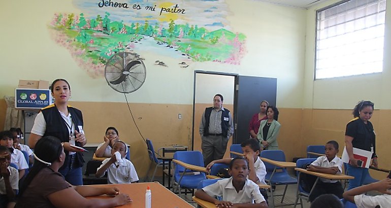 Defensora del Pueblo acude a la escuela Pedro J Sosa