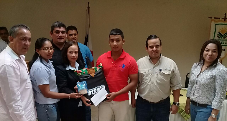Evento de premiacin a 11 estudiantes graduandos del INA