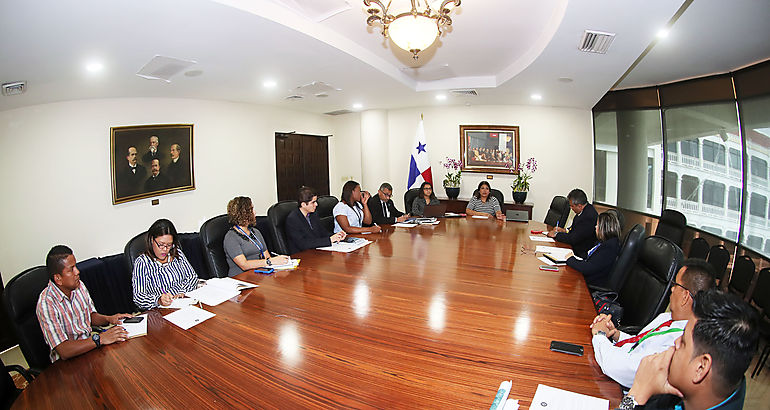 Reunin interinstitucional sobre moradores de Isla Pedro Gonzlez 