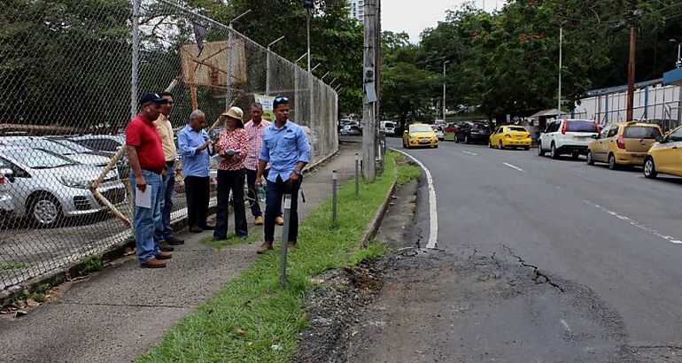Tcnicos inspeccionan calles