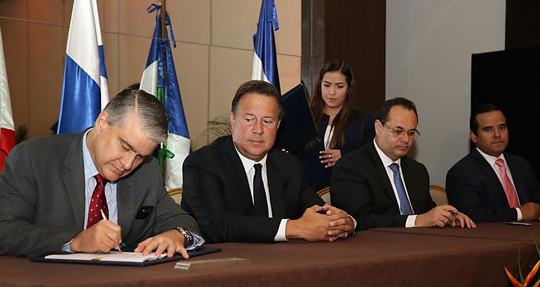 El presidente Juan Carlos Varela fue testigo de la firma del contrato de prstamo entre el Gobierno de Panam y el Banco de Desarrollo de Amrica Latina