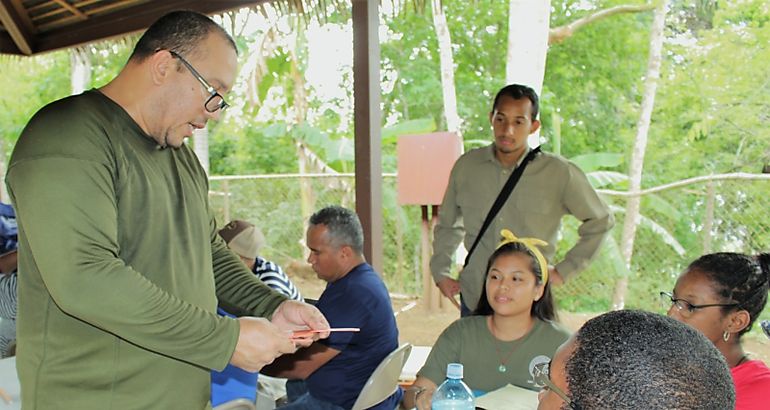 Estudiantes aprenden sobre el manejo y la conservacin del bosque tropical y la biodiversidad