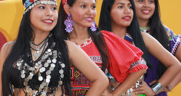 Mujeres Indgenas se preparan para realzar su belleza y su cultura