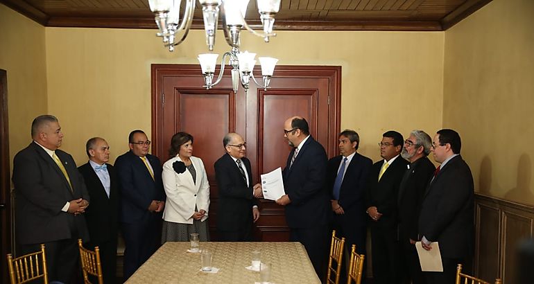 Comisin de Estado por la Justicia entrega informe