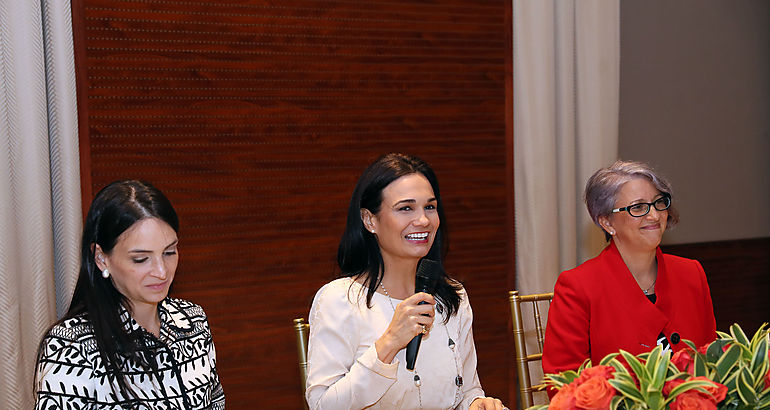 La Vicepresidenta y Canciller Isabel de Saint Malo de Alvarado