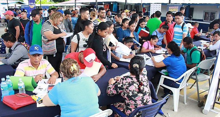 Ms de 500 bocatoreos acudieron a Feria de Empleo