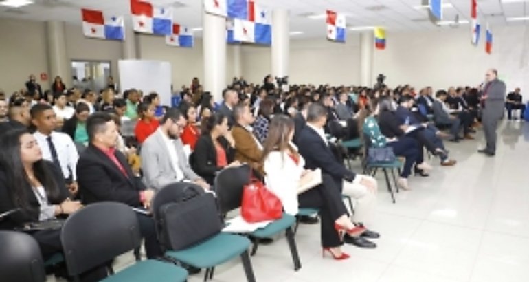 Magistrado Junc expone el Pacto tico Digital ante jvenes universitarios