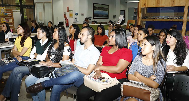 Estudiantes de la UP visitan el Tribunal Electoral