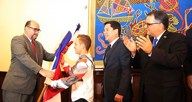 Hctor Cencin recibe el pabelln nacional 