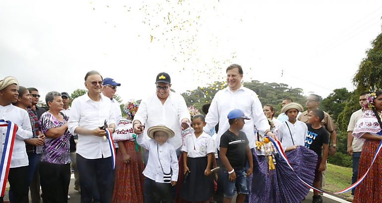 Presidente Varela entrega nueva carretera en Coln