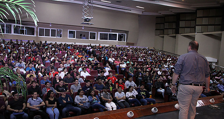 Conferencia Motivacional de Liderazgo en la UTP