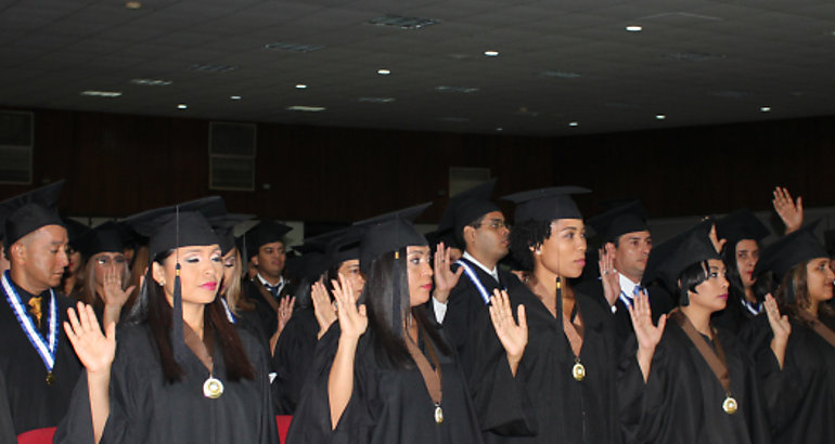 UP entrega al pas 122 nuevos profesionales del sistema educativo  
