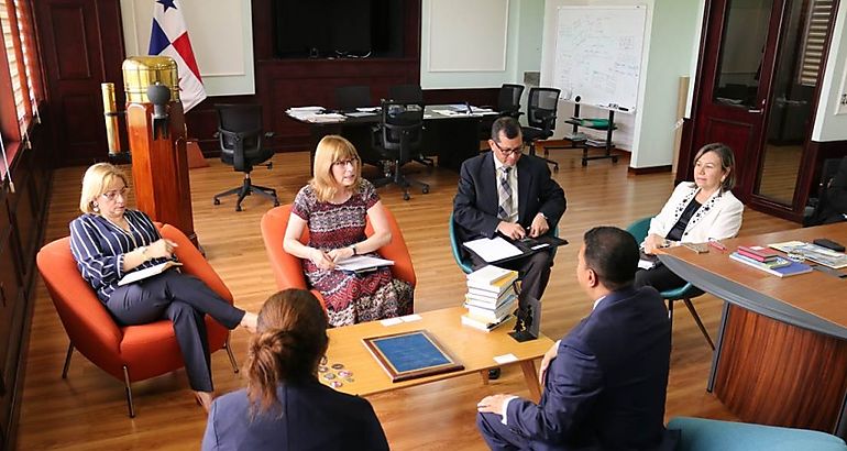 Consultora internacional del BID visita la UMIP