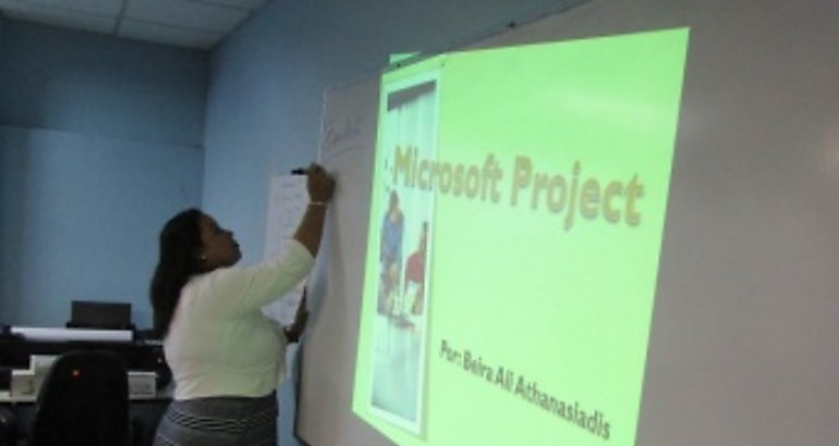 Docentes y administrativos de la UMIP se capacitan en software de gestin de proyecto