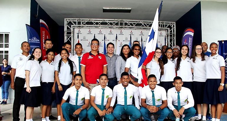 Delegacin panamea recibe la bandera para los Juegos Codicader
