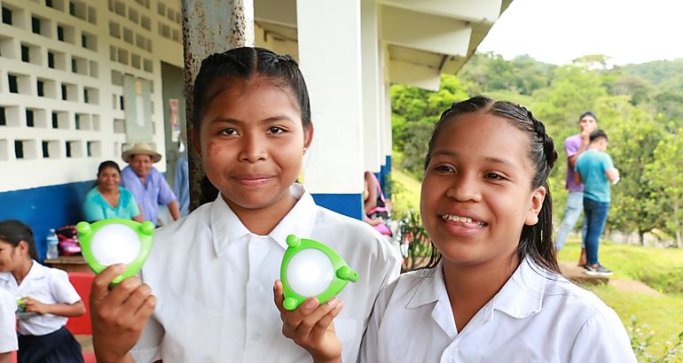 Panasonic celebra su centenario con proyecto de lmparas solares en Capira 