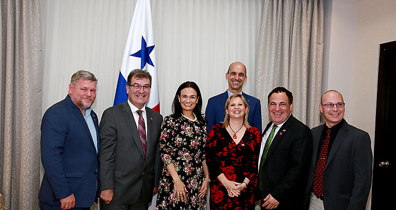 Vicepresidenta y Canciller promueve oportunidades de inversin entre parlamentarios canadienses