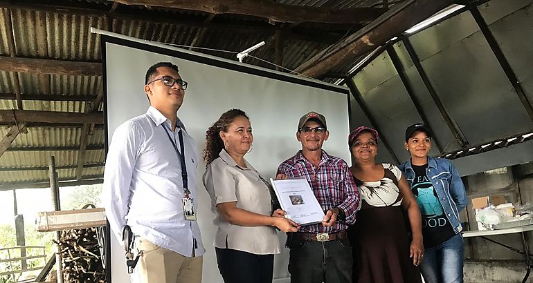 MIDA entrega manual de buenas prcticas de manufactura a paneleros chiricanos 