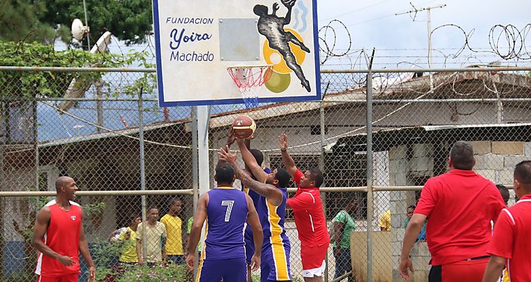 Privados de libertad de La Joyita disputan partido amistoso con jugadores de la Seleccin Nacional de Baloncesto