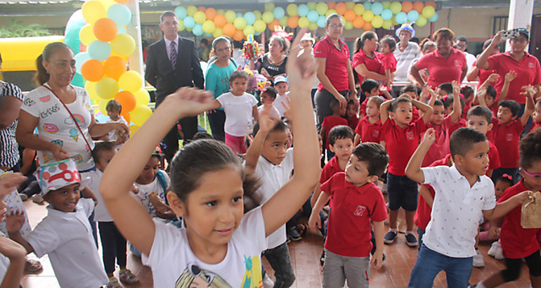 Homenajean a estudiantes del IPHE en su da  