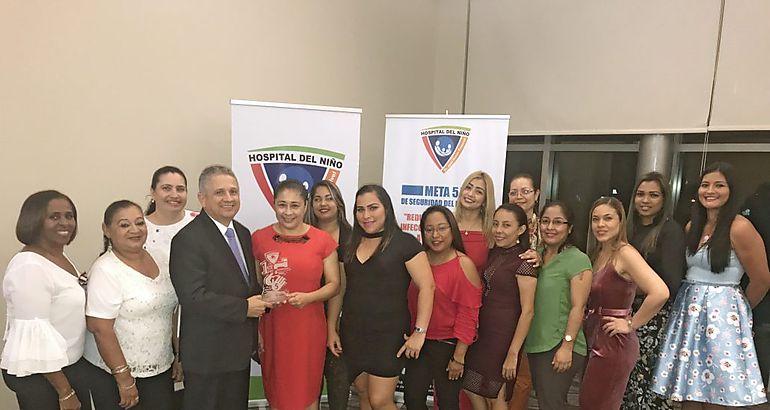 Premian a ganadores de concurso sobre lavado de manos 
