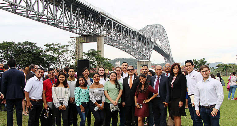 Rector de la UTP firma Pacto tico Digital 
