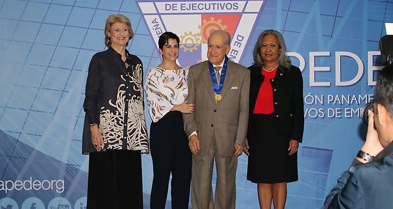 APEDE otorga medalla a la tica Vicente Pascual Barquero a Luis H Moreno Jr