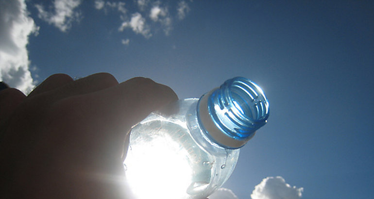Desinfeccin solar de agua para mejorar la salud en frica