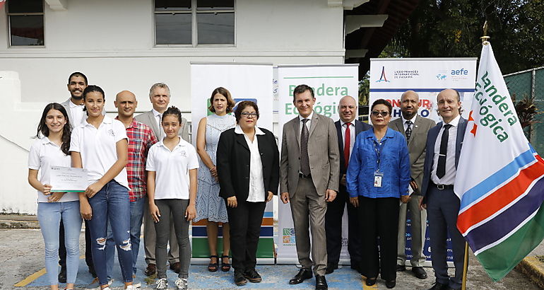 Liceo Francs Internacional de Panam recibe Bandera Ecolgica 