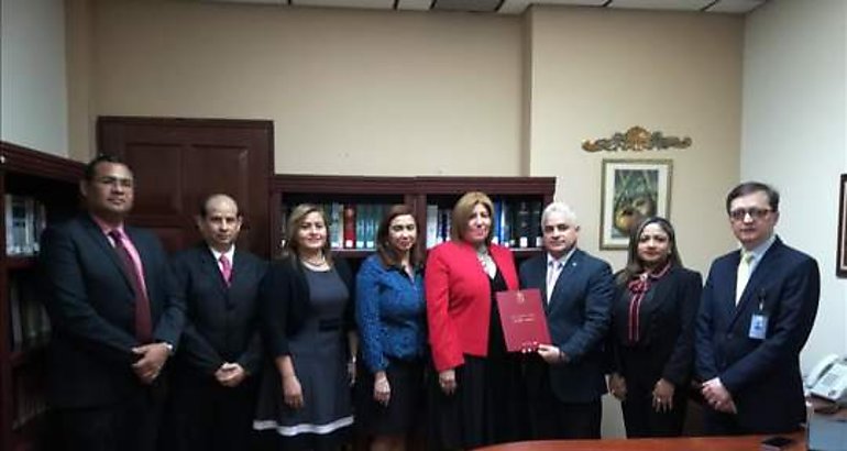 Magistrado presidente recibe Reglamento del Consejo de Administracin de Carrera Judicial