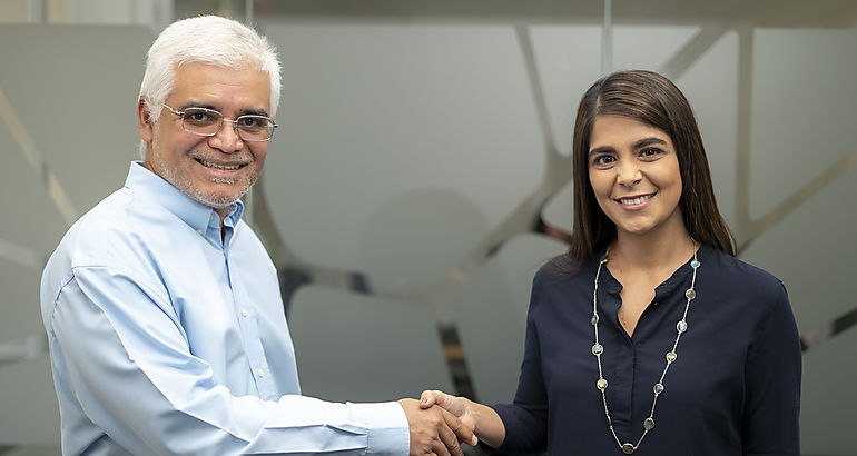  Germa769n Jime769nez ganador del reto Sola de Unilever y Marina Rodri769guez gerente de Asuntos Corporativos y Sostenibilidad para Centroame769rica de Unilever 