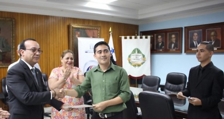 Ganadores del concurso de cuentos cortos que organizo la Universidad de Panam