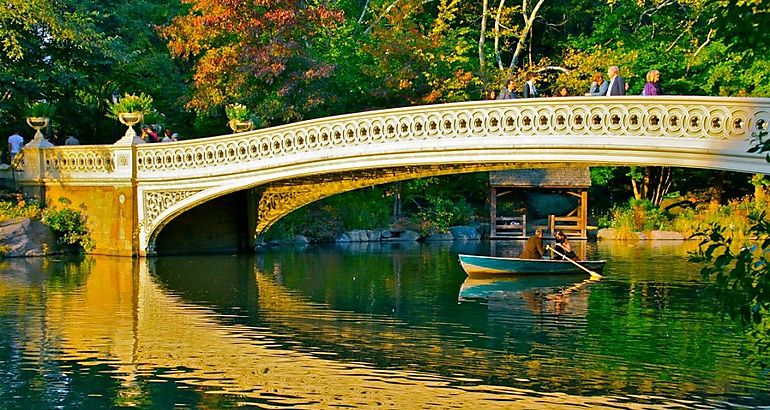 Puente en parque central central de Shanghi