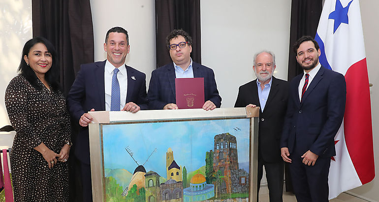 Su Santidad el Papa Francisco recibir lienzo de artista panamea israel en marco de JMJ 