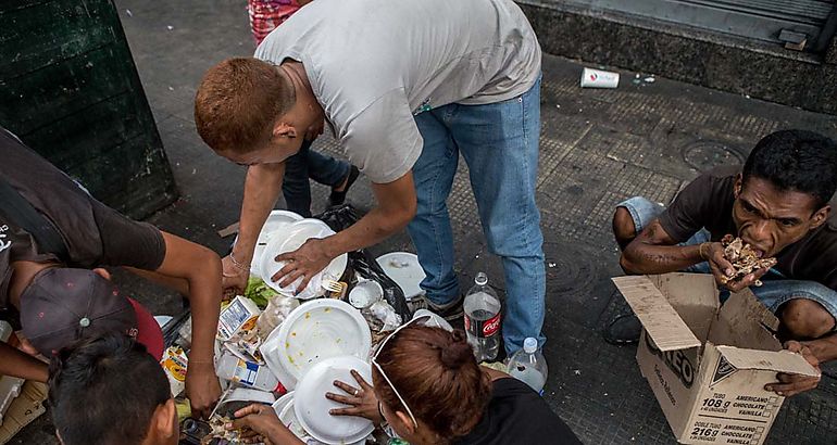 Venezolanos comiendo en la basura 