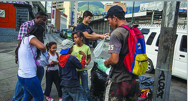 Venezolanos comiendo en la basura 