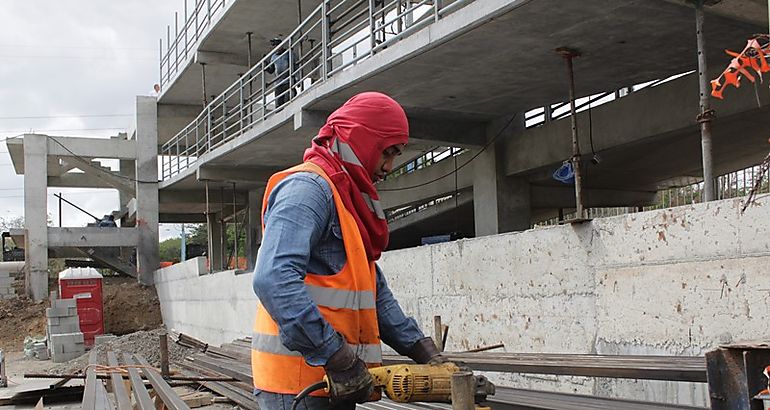 Construccin del puente peatonal en la UTP 
