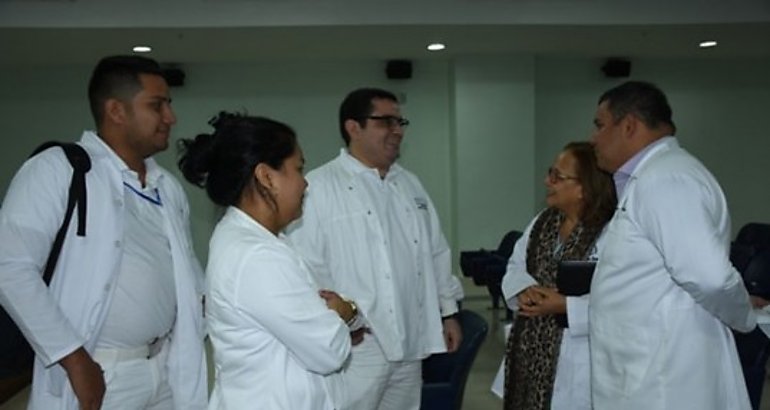 Mdicos inician primer ao de internado en el hospital Irma de Lourdes Tzanetatos