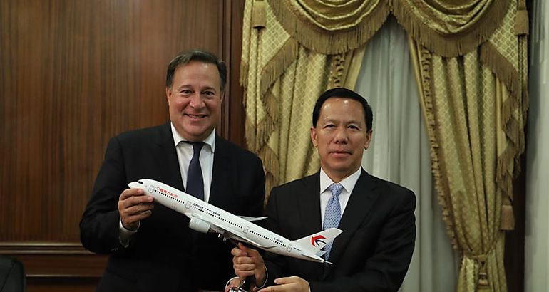 Presidente Varela recibe a ejecutivos de aerolnea China Eastern